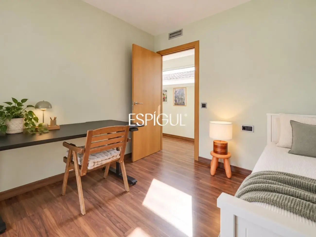 Villa de una sola planta con piscina y jardín privado.
