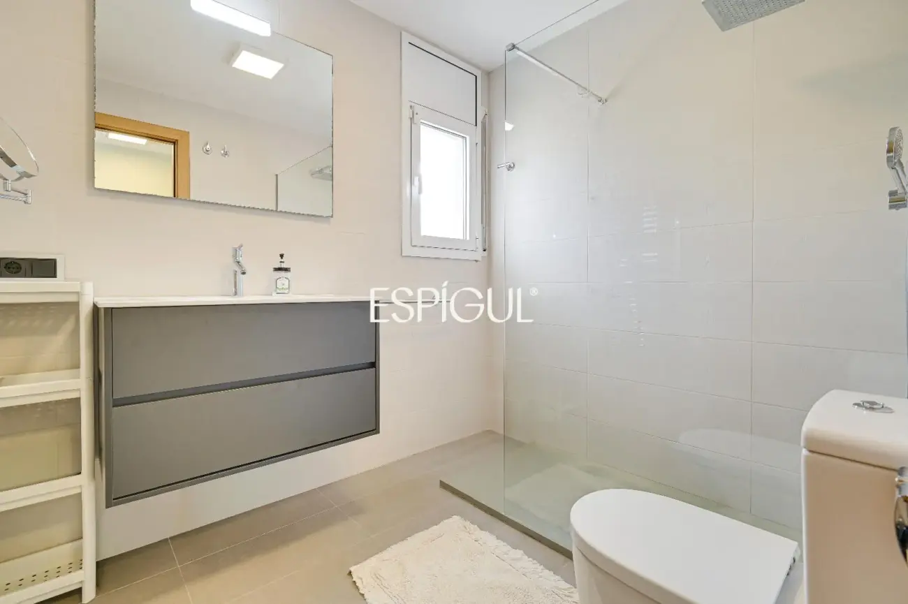 Villa de una sola planta con piscina y jardín privado.