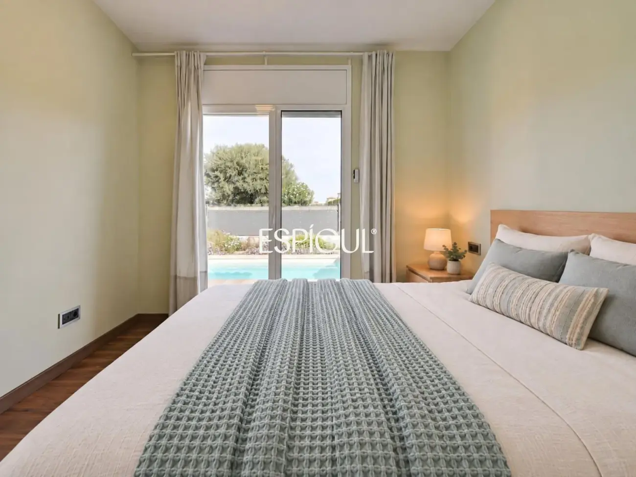 Villa de una sola planta con piscina y jardín privado.