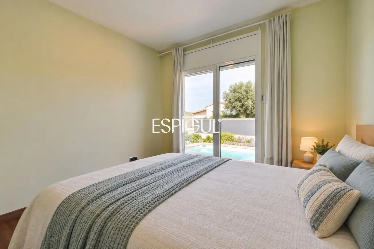 Villa de una sola planta con piscina y jardín privado.