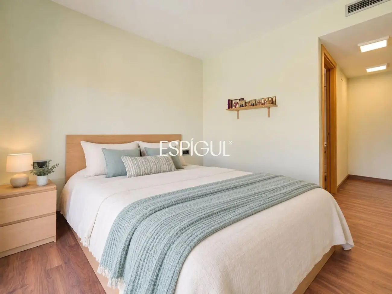 Villa de una sola planta con piscina y jardín privado.