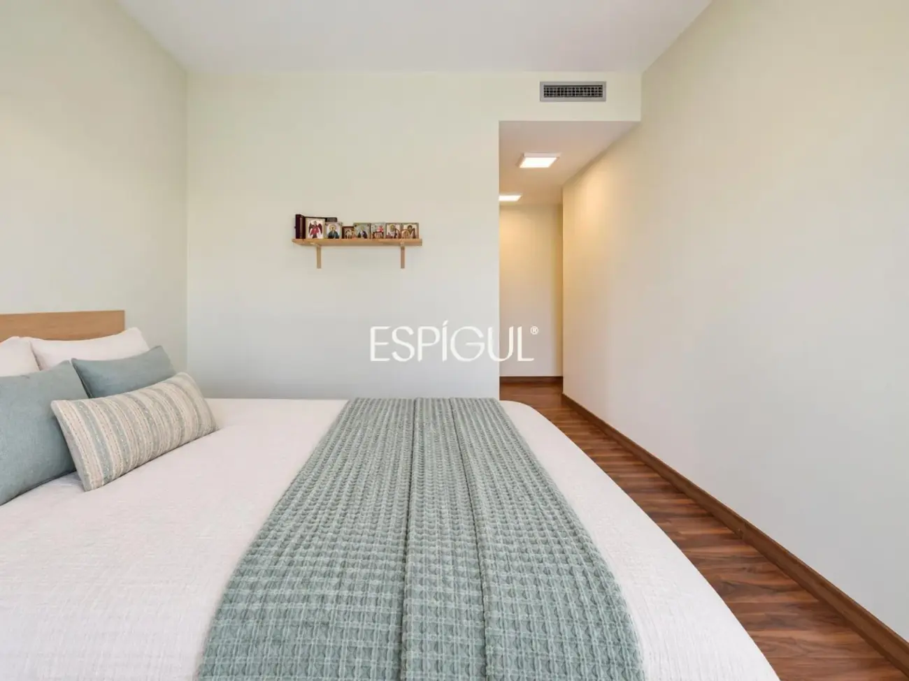 Villa de una sola planta con piscina y jardín privado.