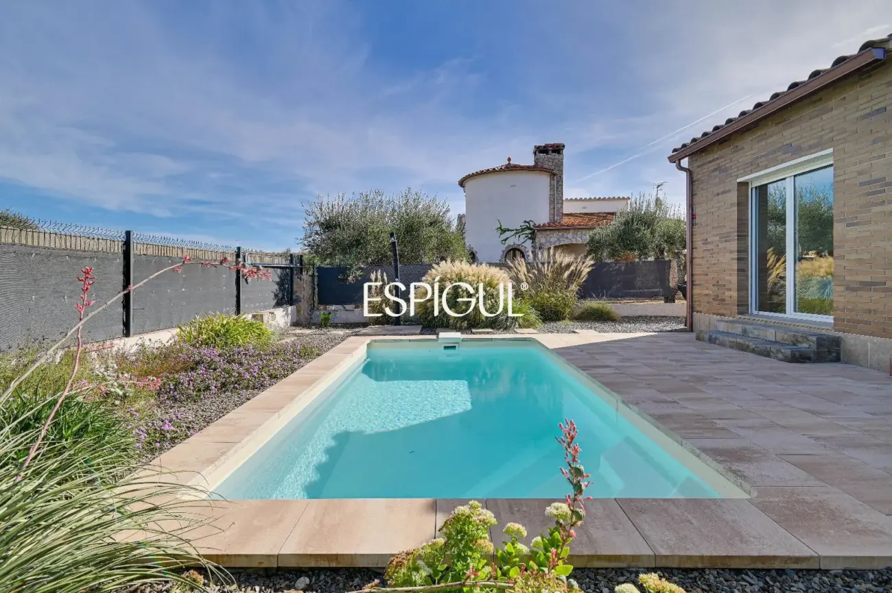 Villa de una sola planta con piscina y jardín privado.
