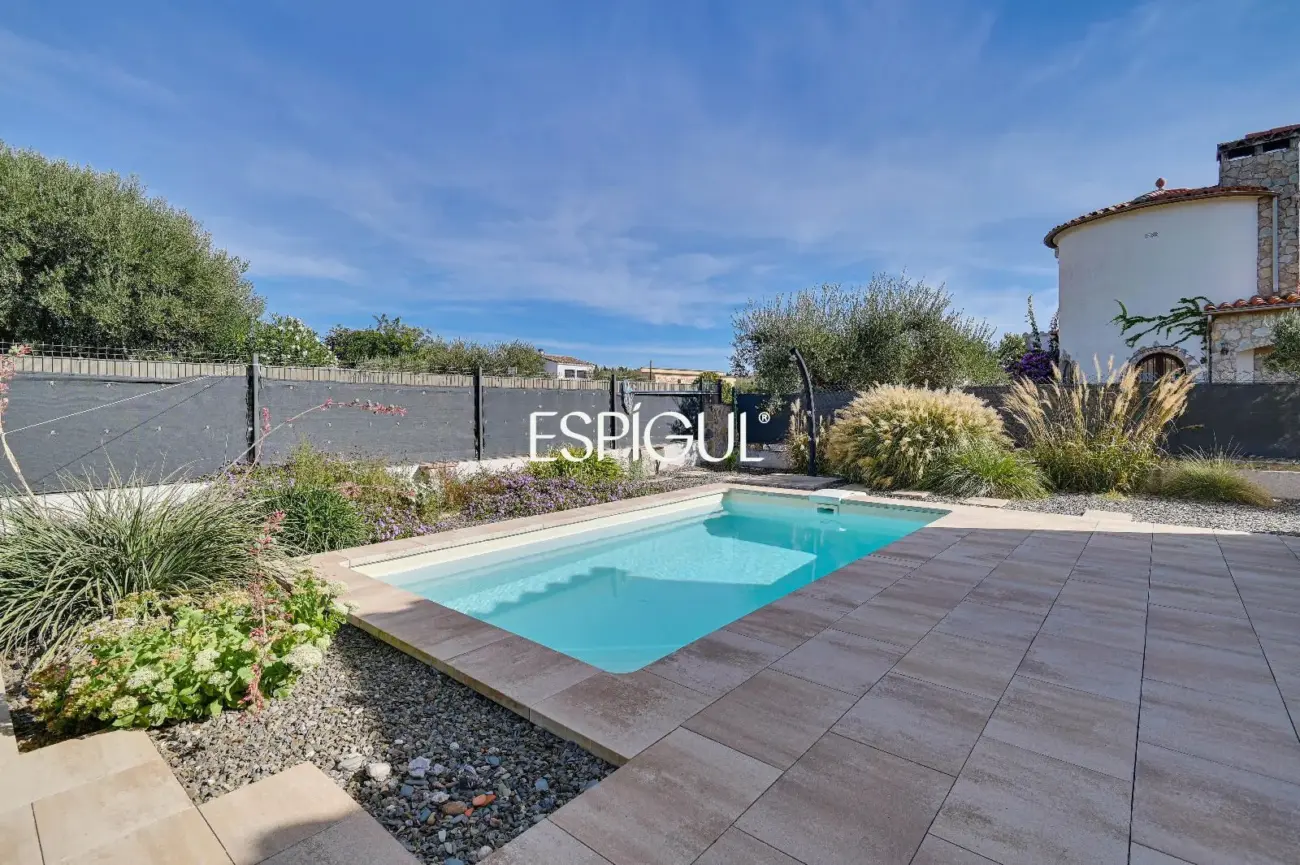 Villa de una sola planta con piscina y jardín privado.