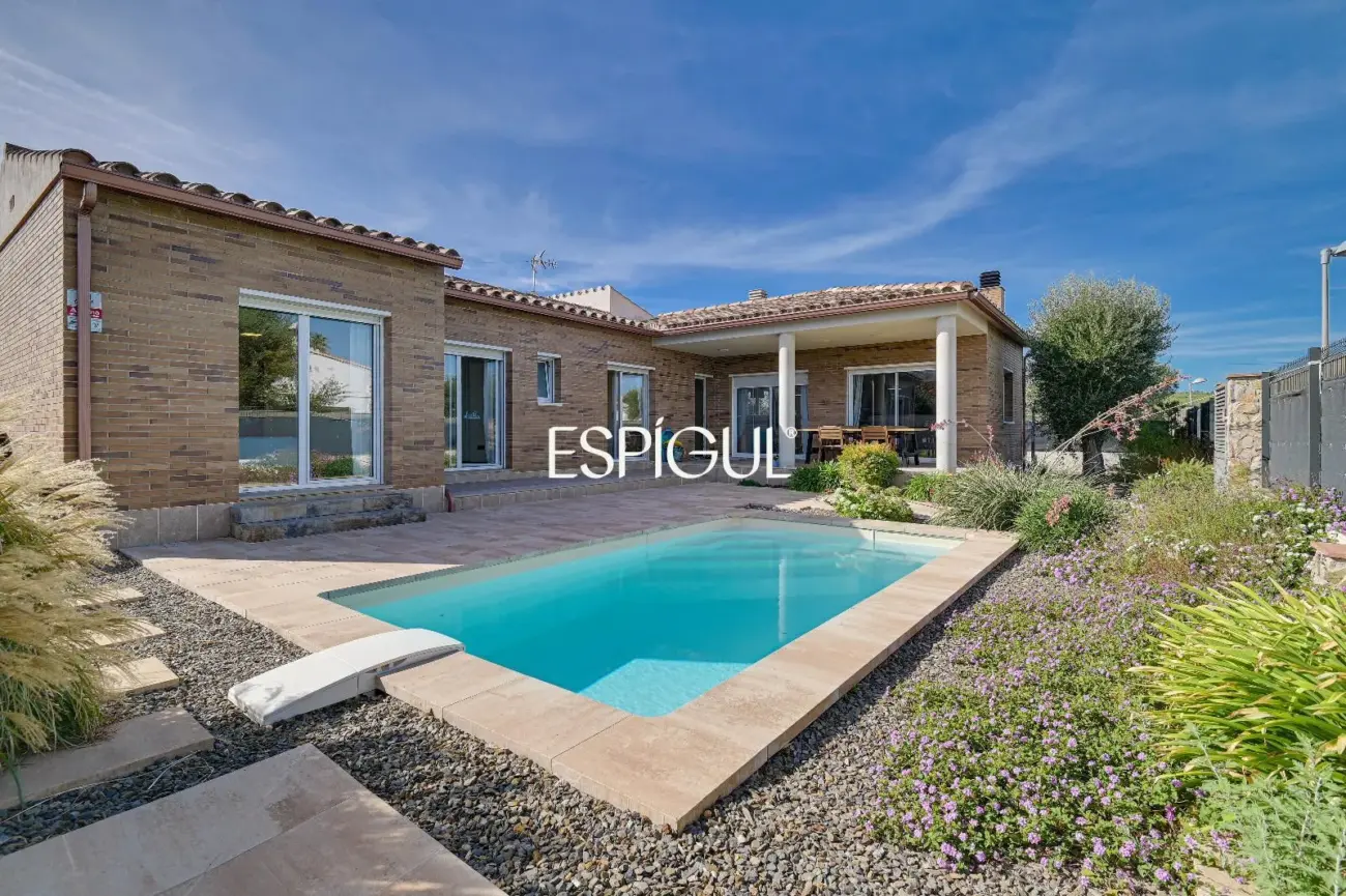 Villa de una sola planta con piscina y jardín privado.