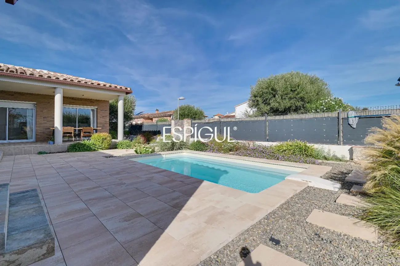 Villa de una sola planta con piscina y jardín privado.