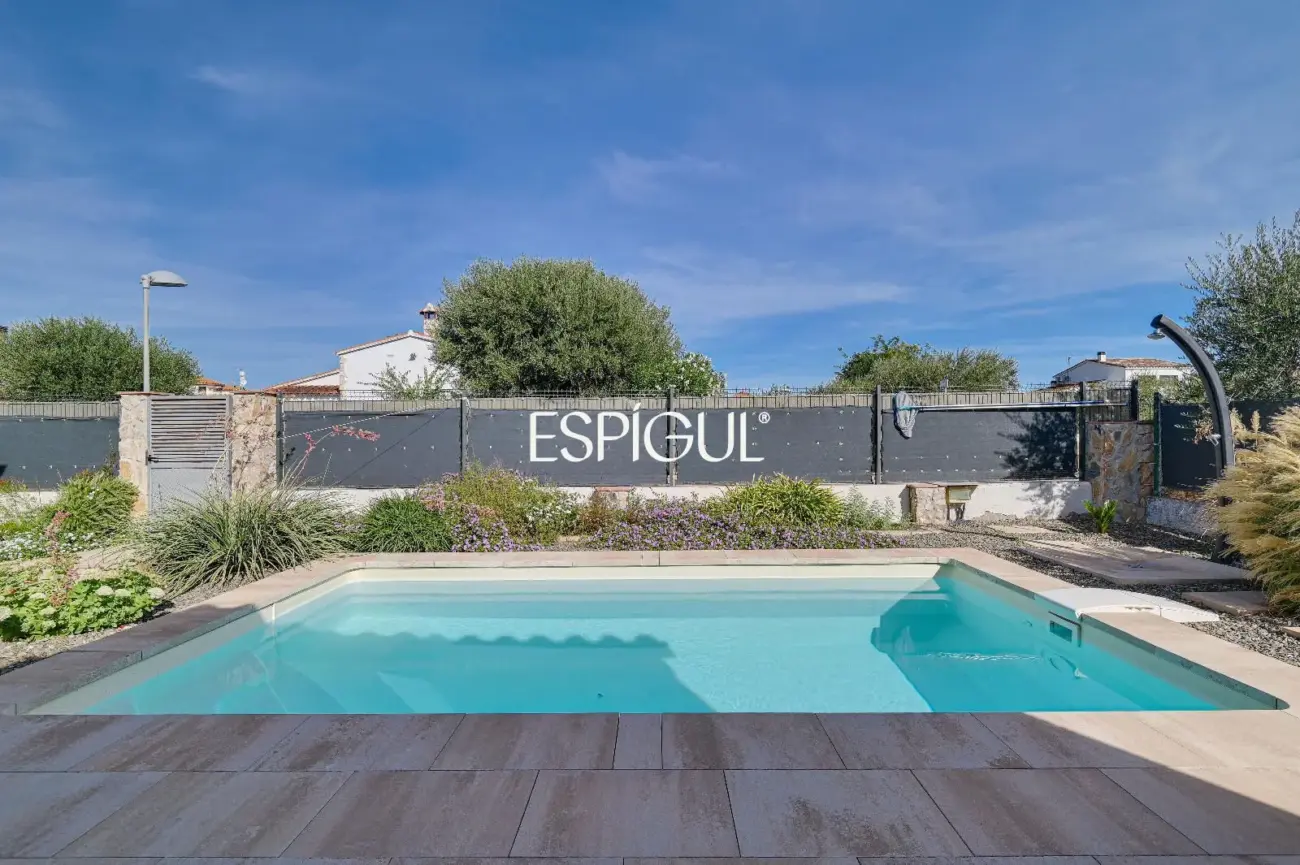Villa de una sola planta con piscina y jardín privado.