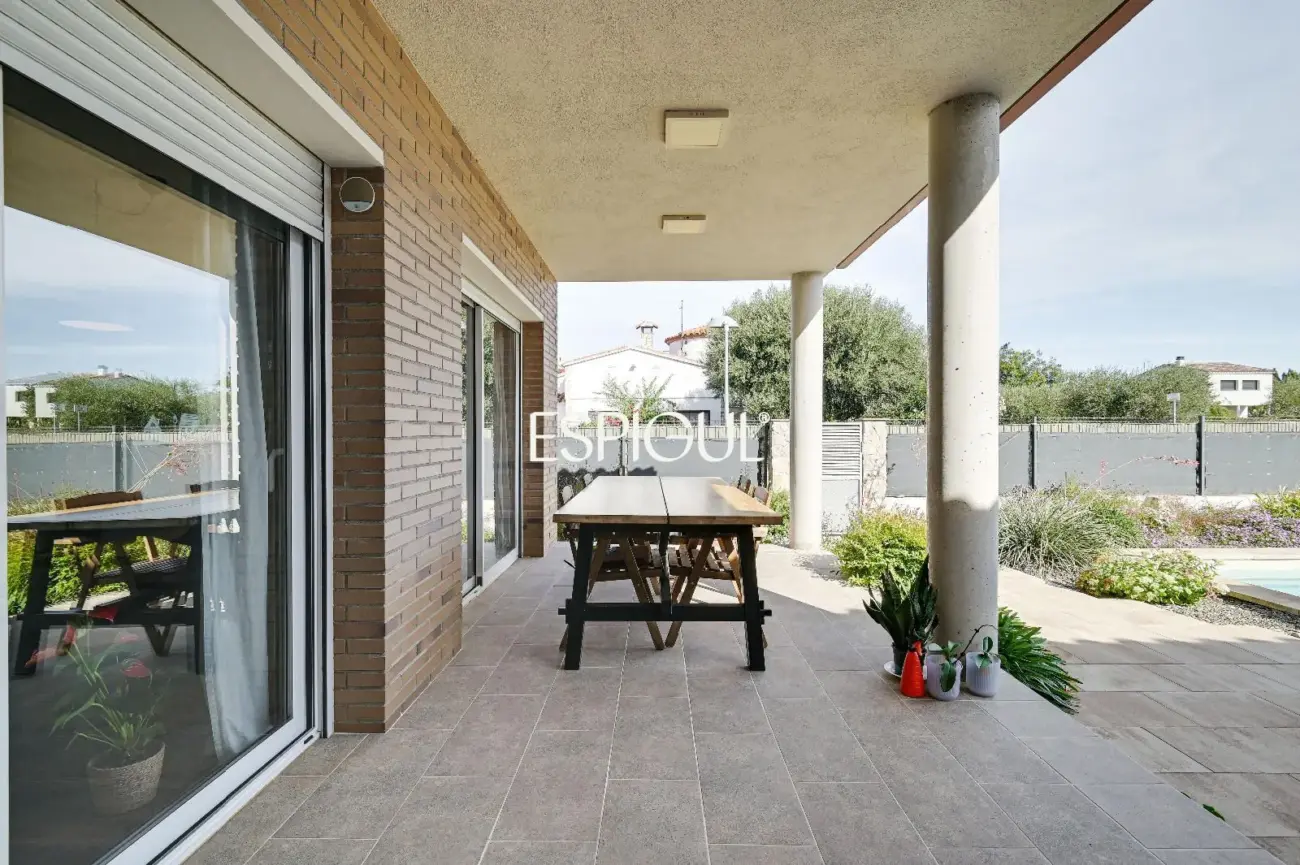 Villa de una sola planta con piscina y jardín privado.