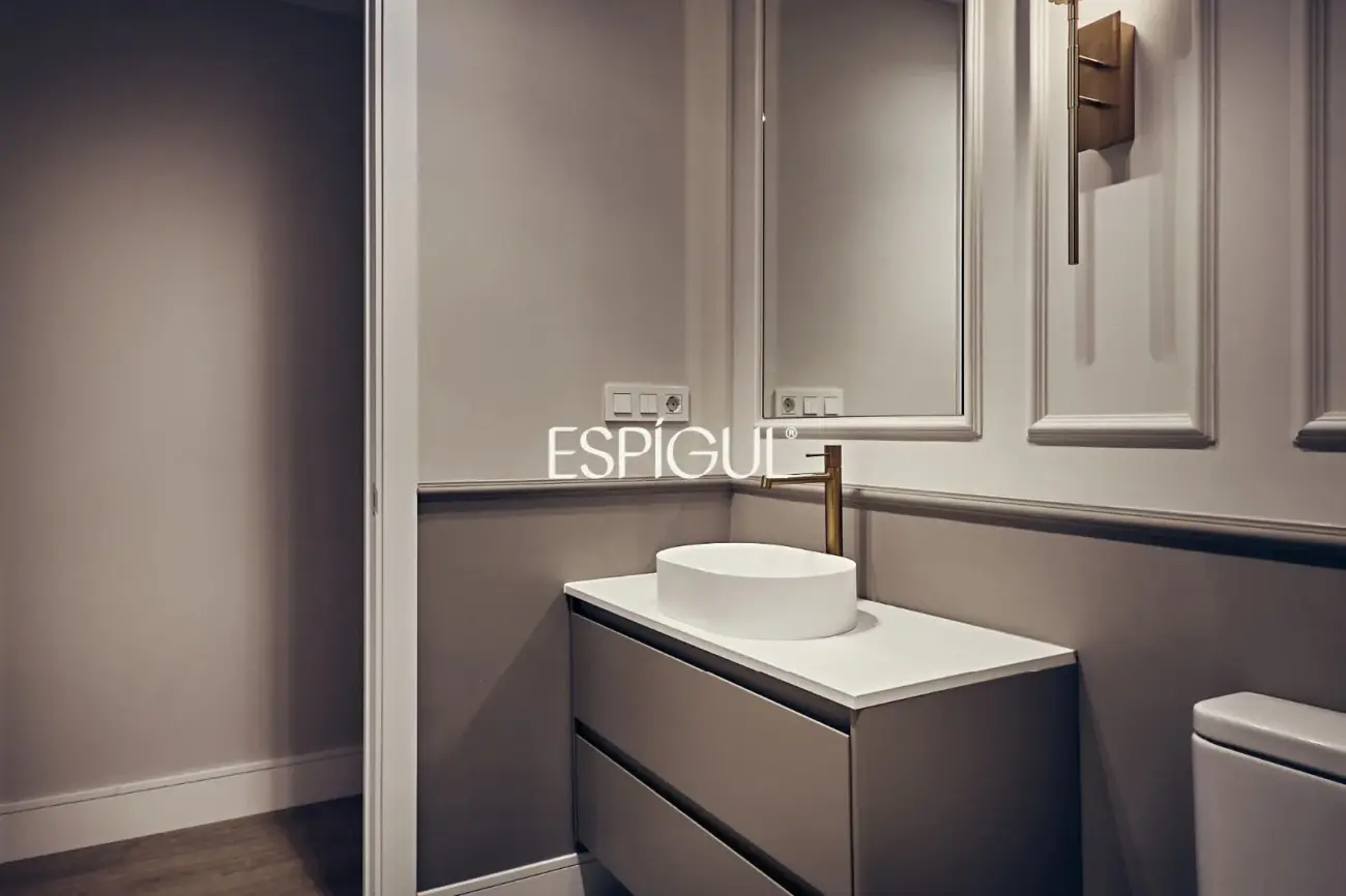 Exterior-facing ground floor property with terrace and garage in Lista