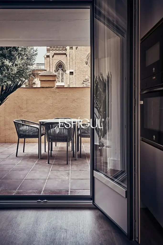 Exterior-facing ground floor property with terrace and garage in Lista