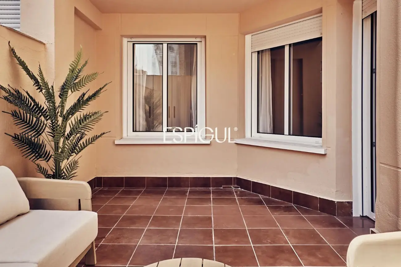 Exterior-facing ground floor property with terrace and garage in Lista