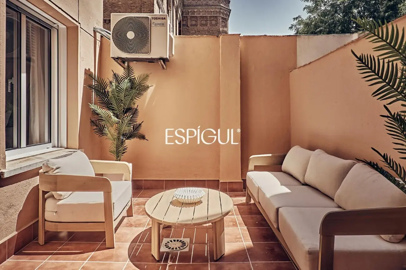 Exterior-facing ground floor property with terrace and garage in Lista