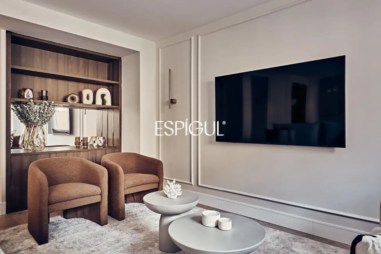 Exterior-facing ground floor property with terrace and garage in Lista