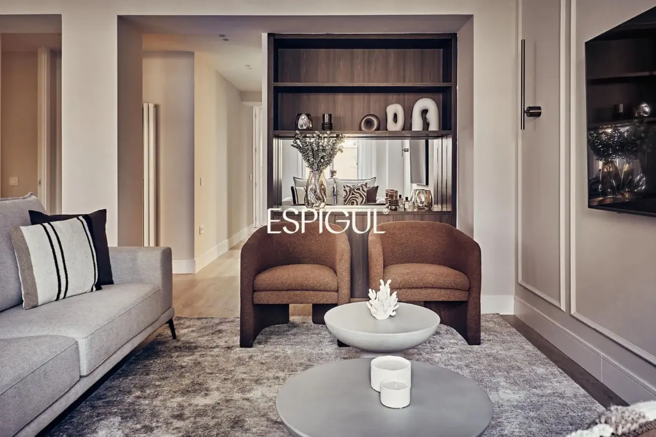 Exterior-facing ground floor property with terrace and garage in Lista