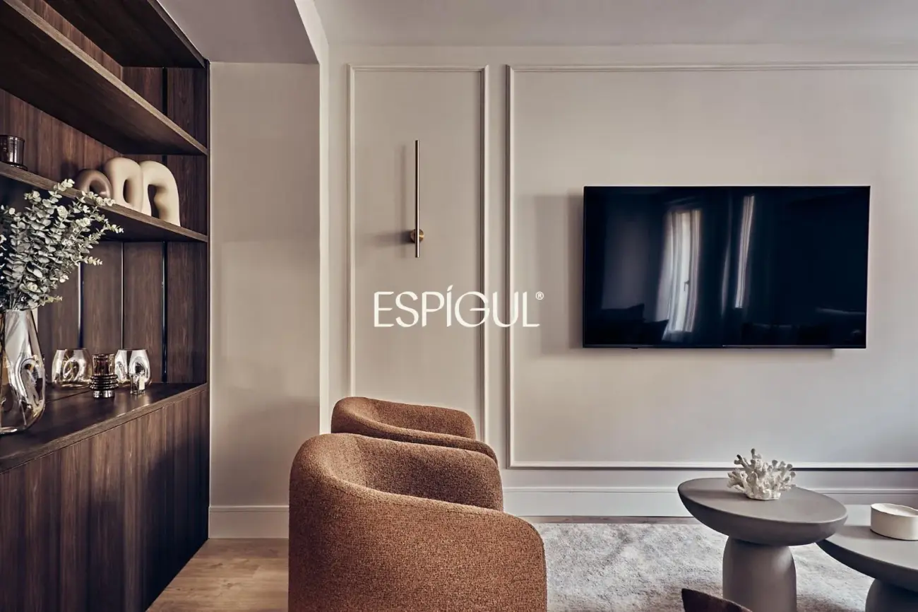 Exterior-facing ground floor property with terrace and garage in Lista