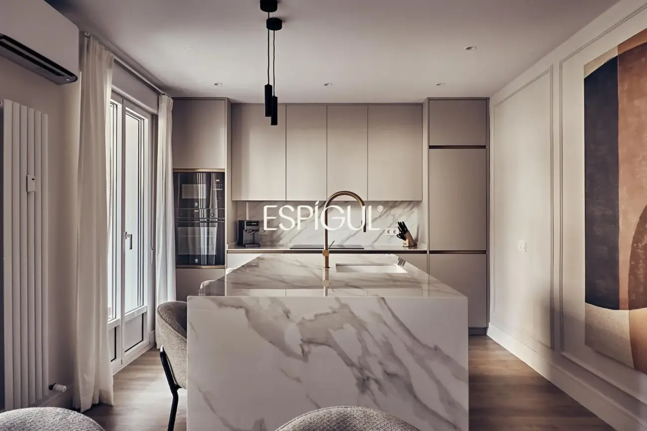 Exterior-facing ground floor property with terrace and garage in Lista