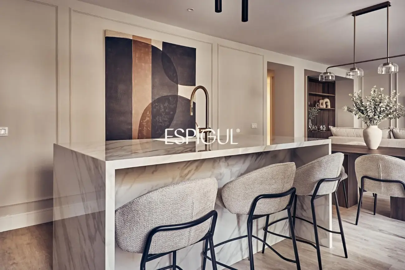 Exterior-facing ground floor property with terrace and garage in Lista