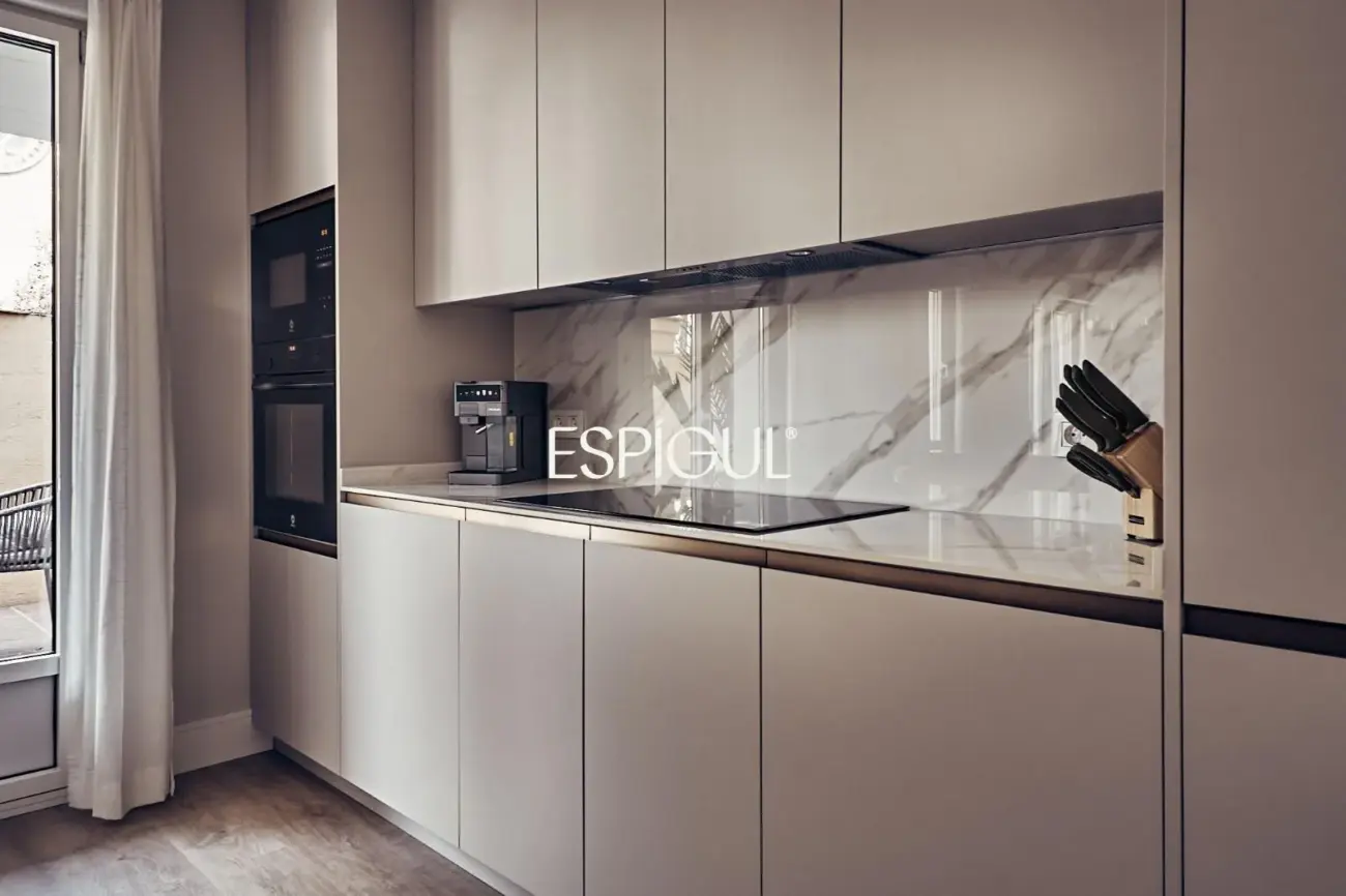 Exterior-facing ground floor property with terrace and garage in Lista