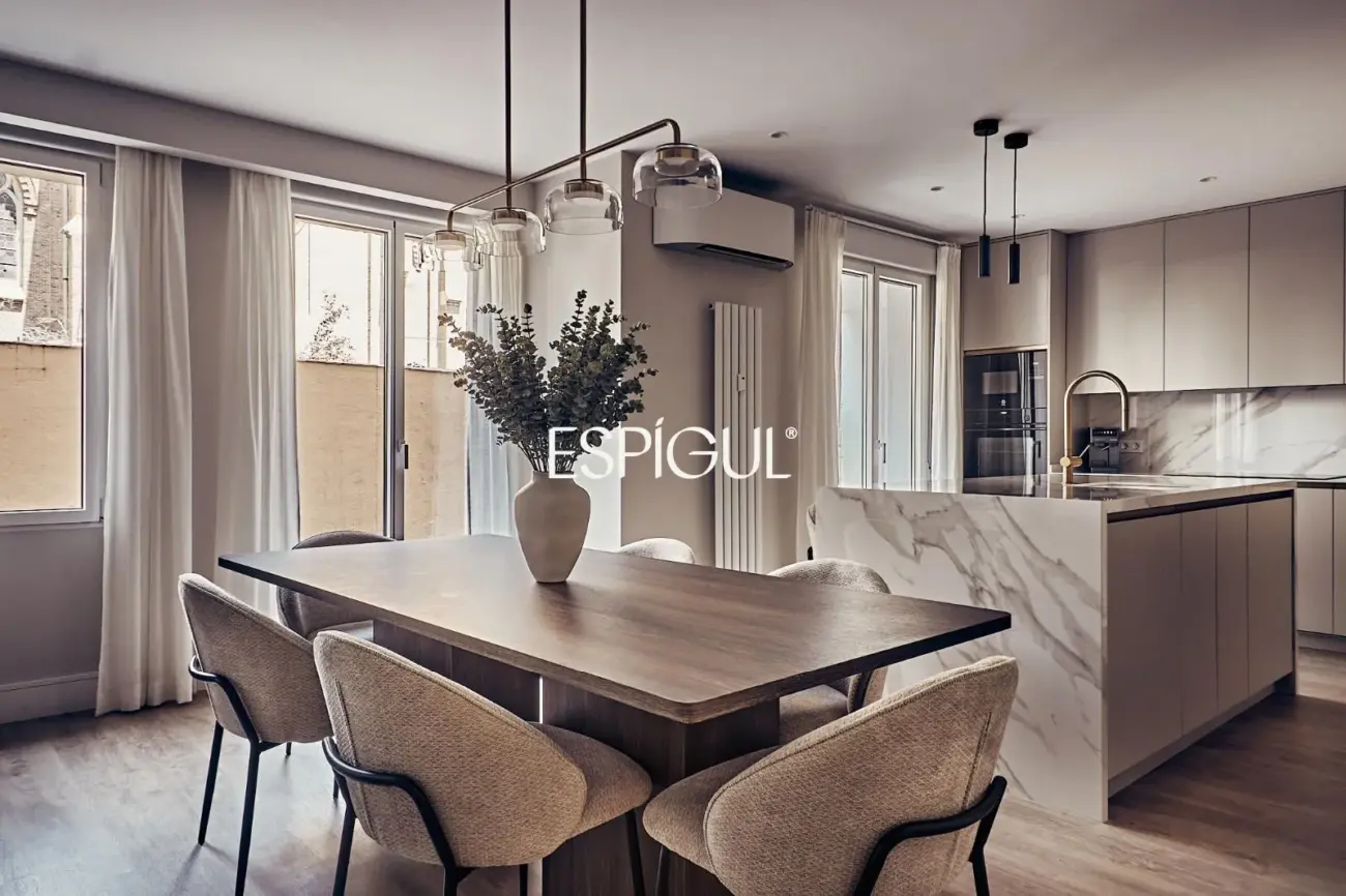 Exterior-facing ground floor property with terrace and garage in Lista