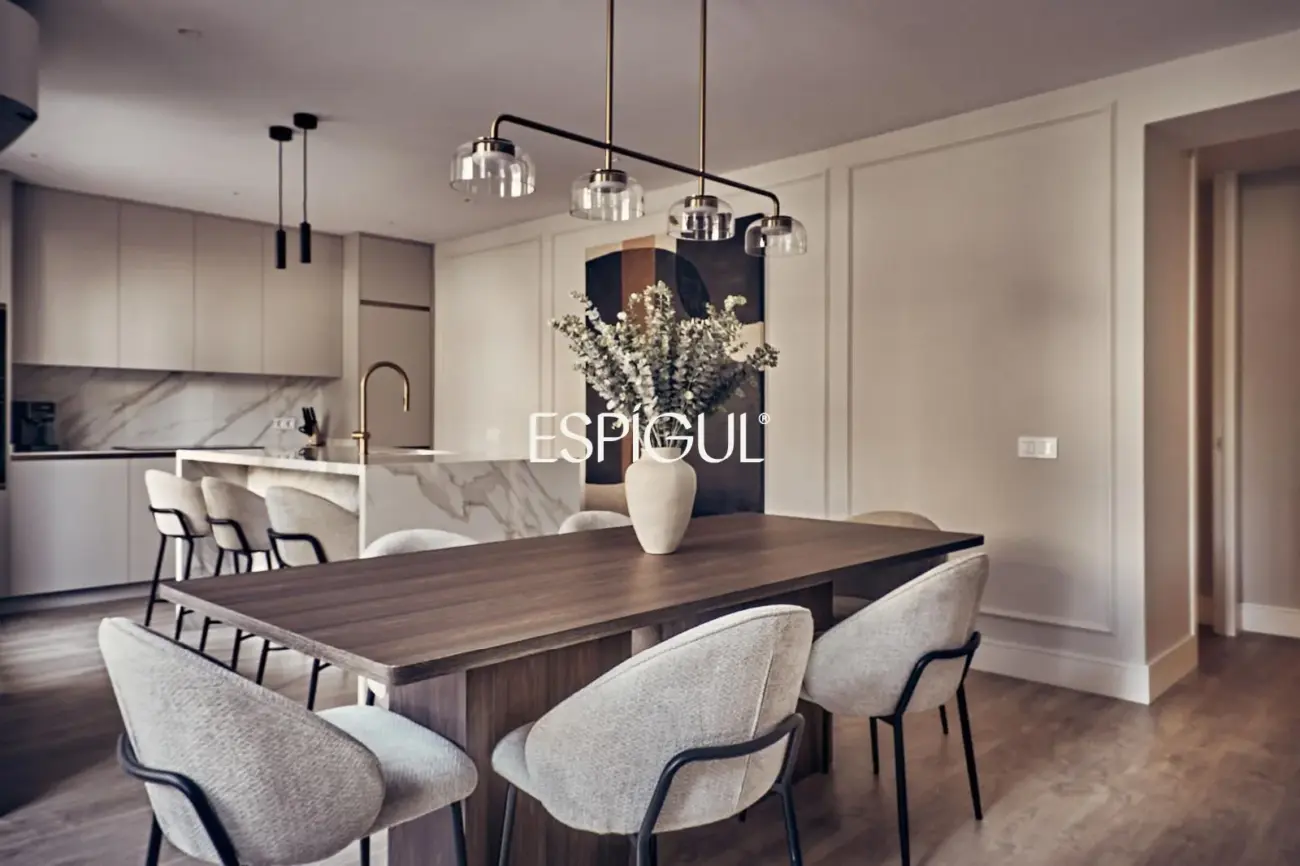 Exterior-facing ground floor property with terrace and garage in Lista