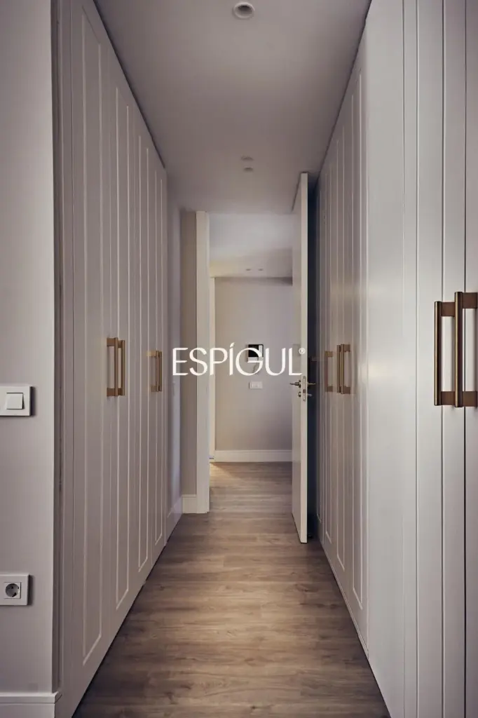 Exterior-facing ground floor property with terrace and garage in Lista