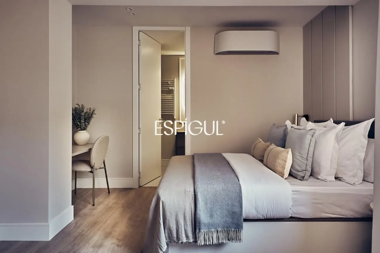 Exterior-facing ground floor property with terrace and garage in Lista