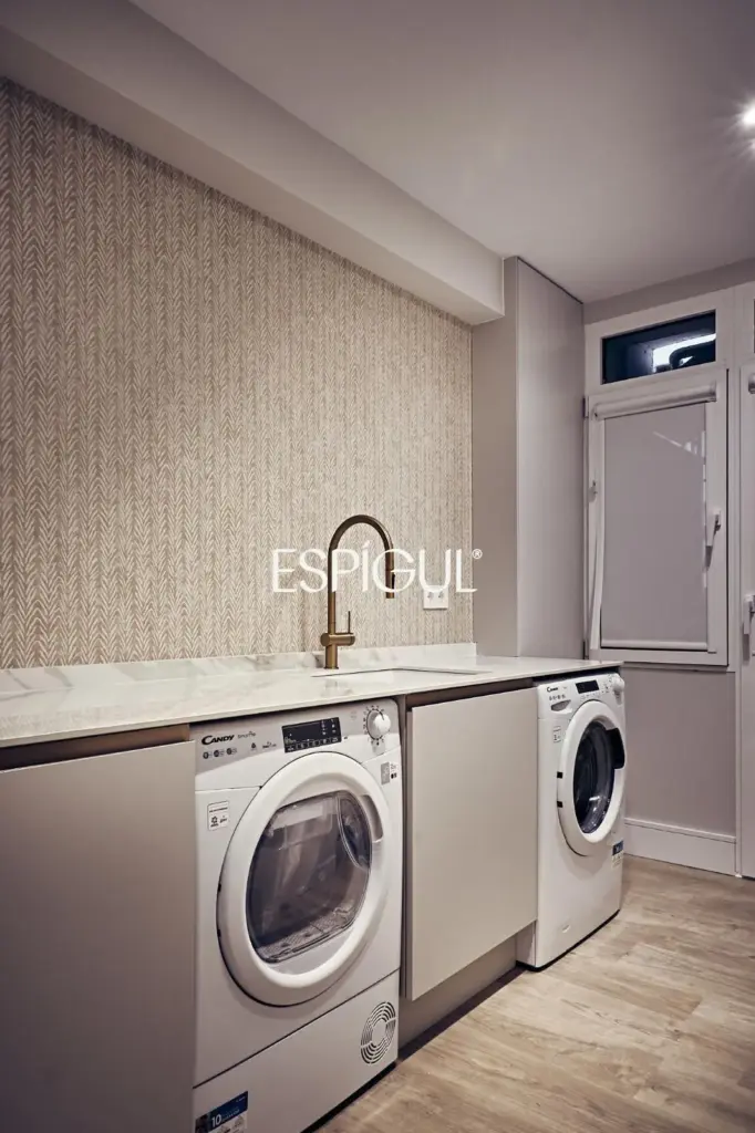 Exterior-facing ground floor property with terrace and garage in Lista