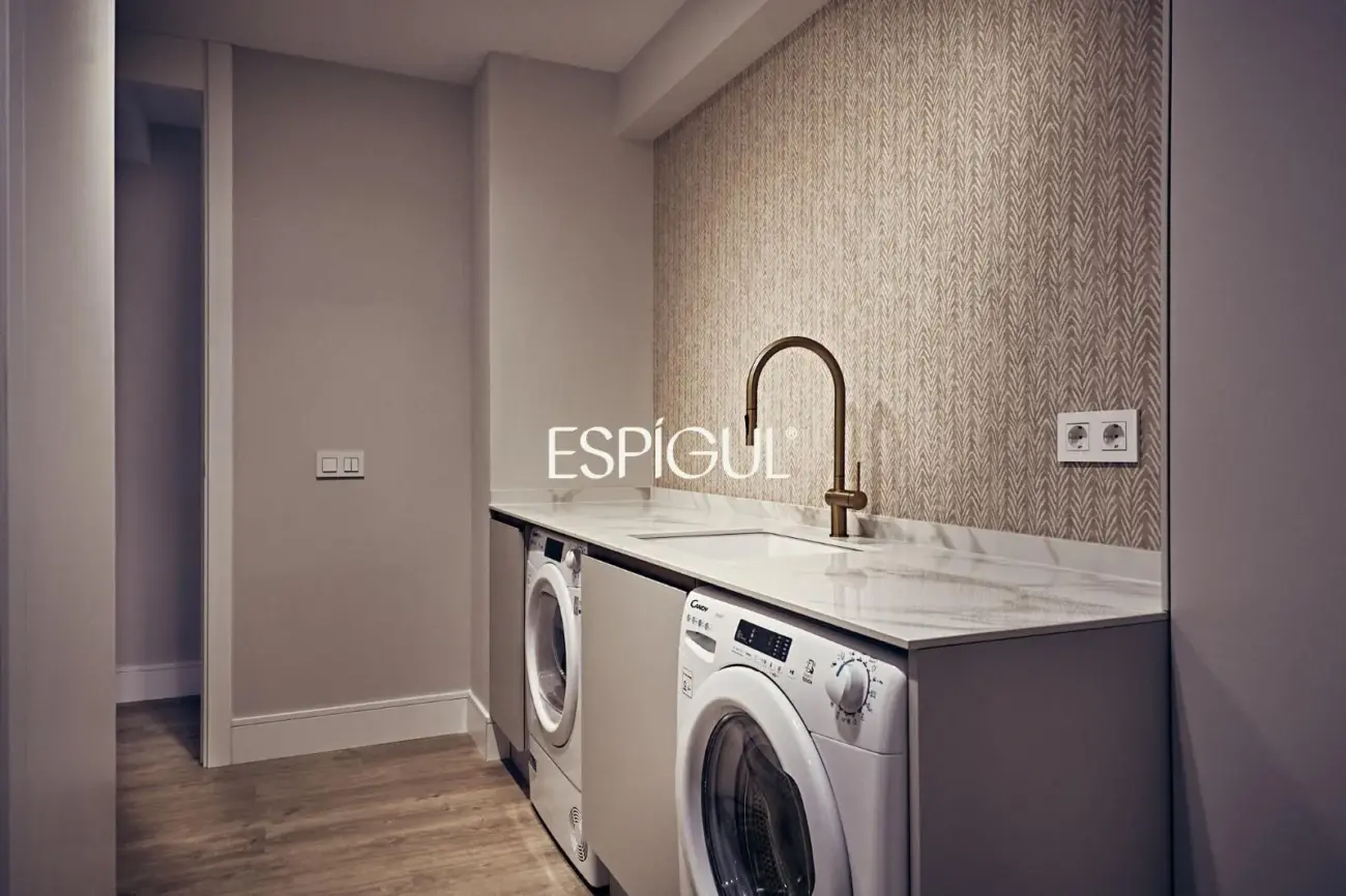 Exterior-facing ground floor property with terrace and garage in Lista
