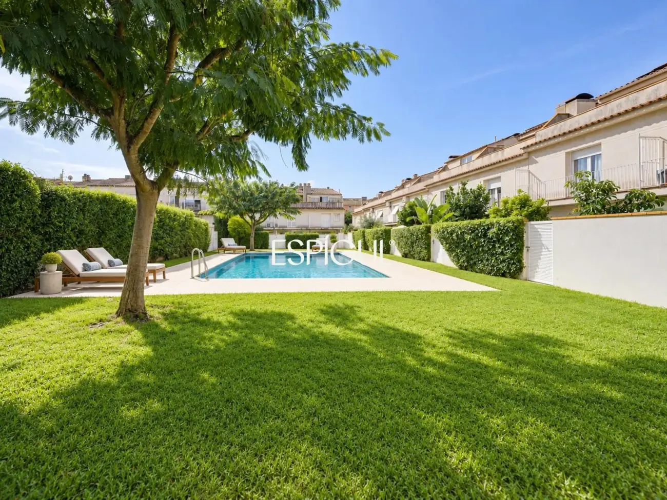 AMPLIA CASA ADOSSADA AMB PISCINA COMUNITÀRIA