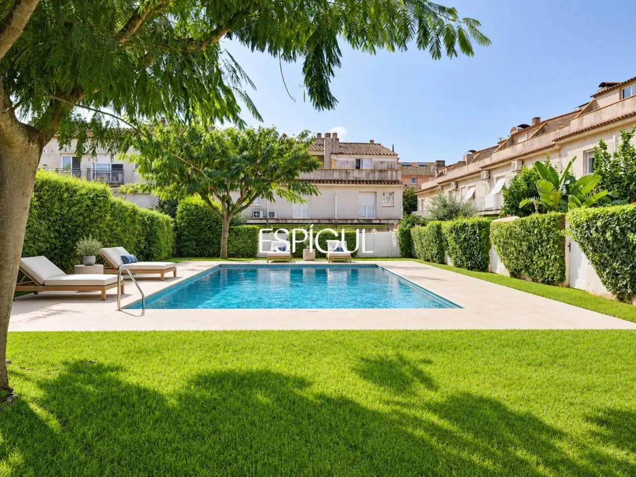 AMPLIA CASA ADOSSADA AMB PISCINA COMUNITÀRIA