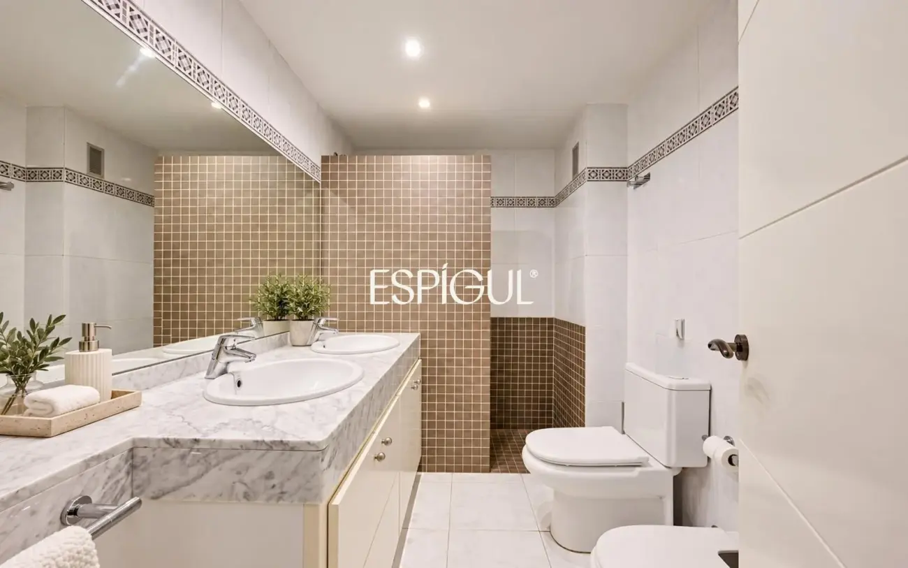 AMPLIA CASA ADOSSADA AMB PISCINA COMUNITÀRIA