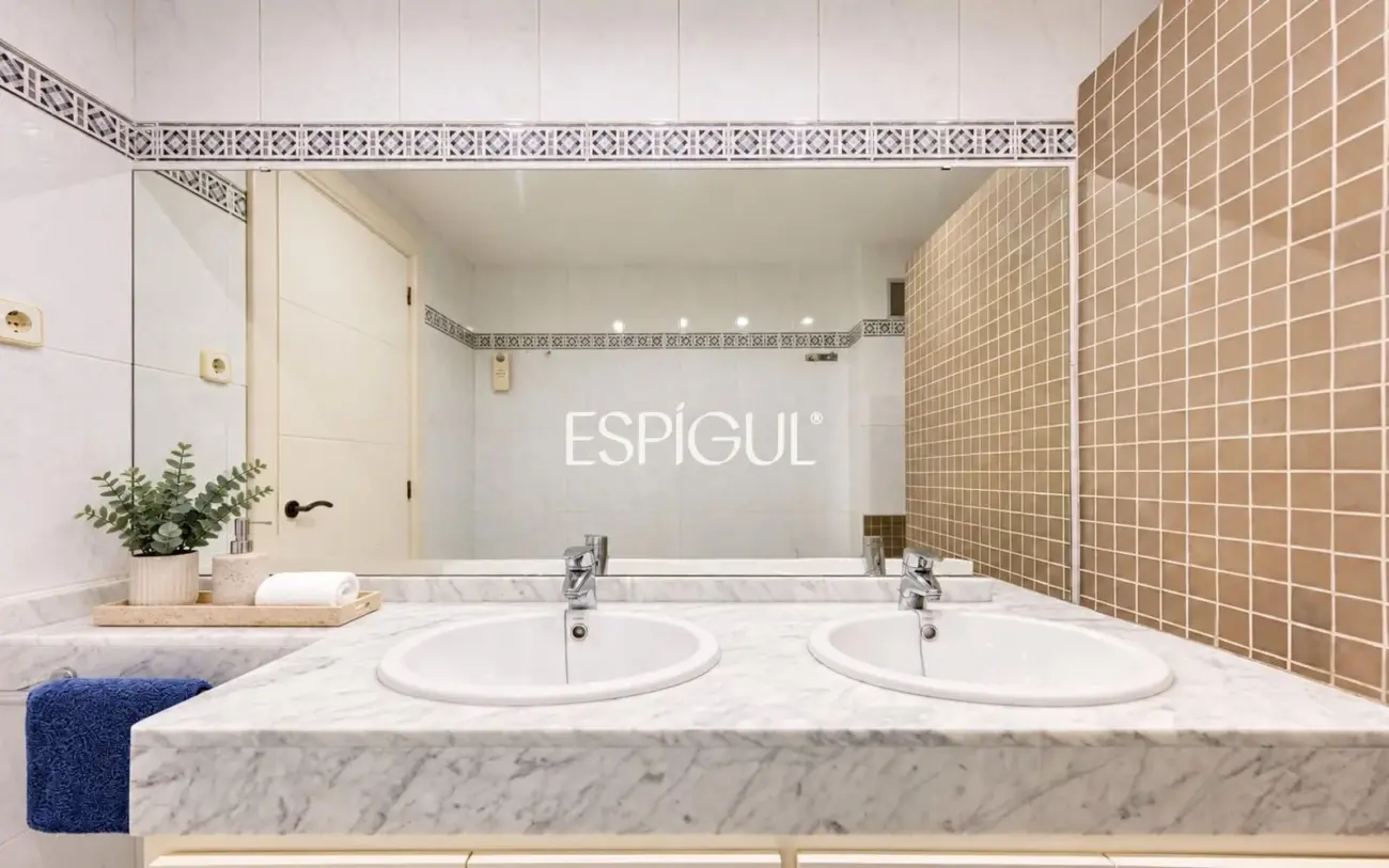 AMPLIA CASA ADOSSADA AMB PISCINA COMUNITÀRIA