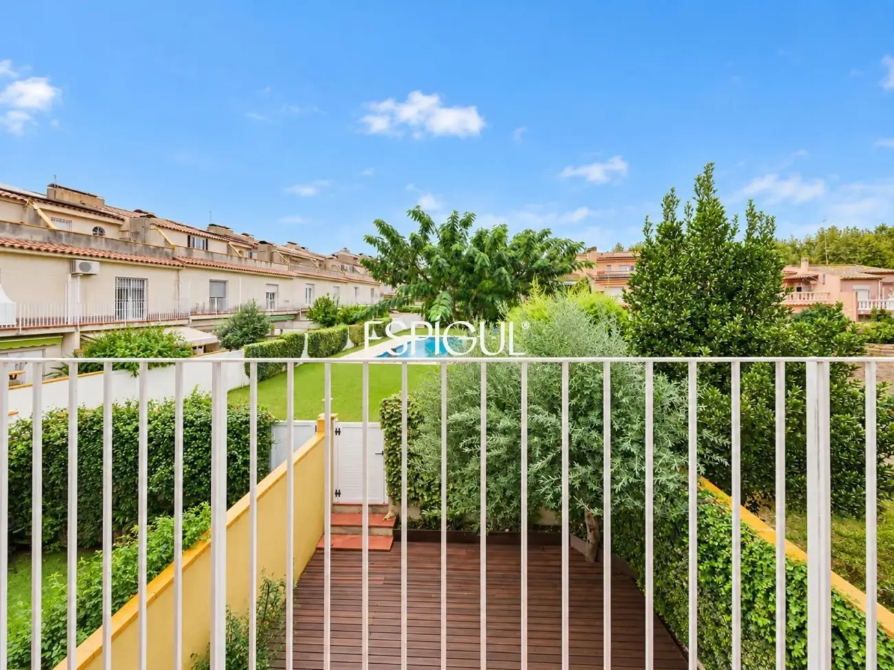 AMPLIA CASA ADOSSADA AMB PISCINA COMUNITÀRIA