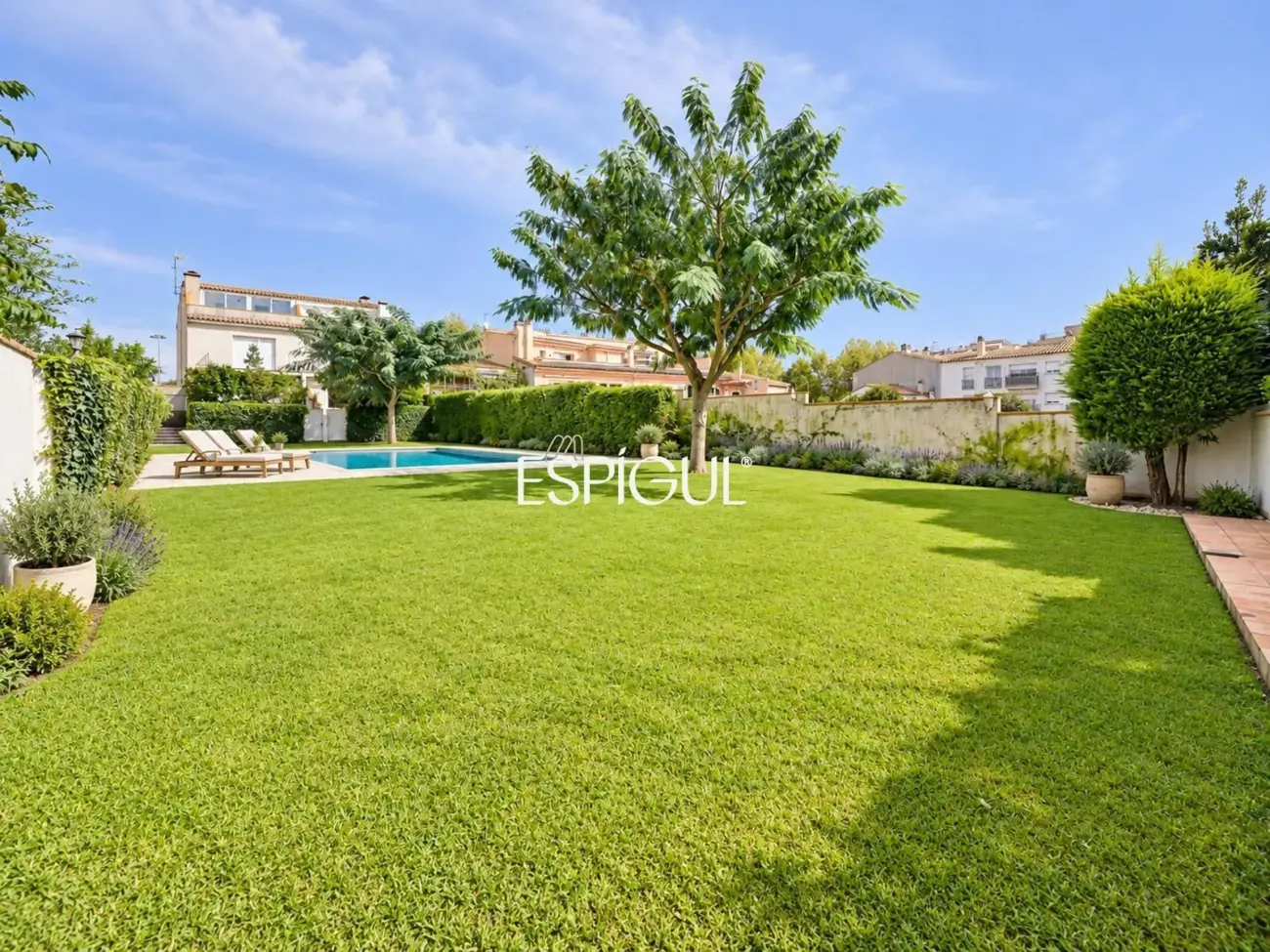 AMPLIA CASA ADOSSADA AMB PISCINA COMUNITÀRIA