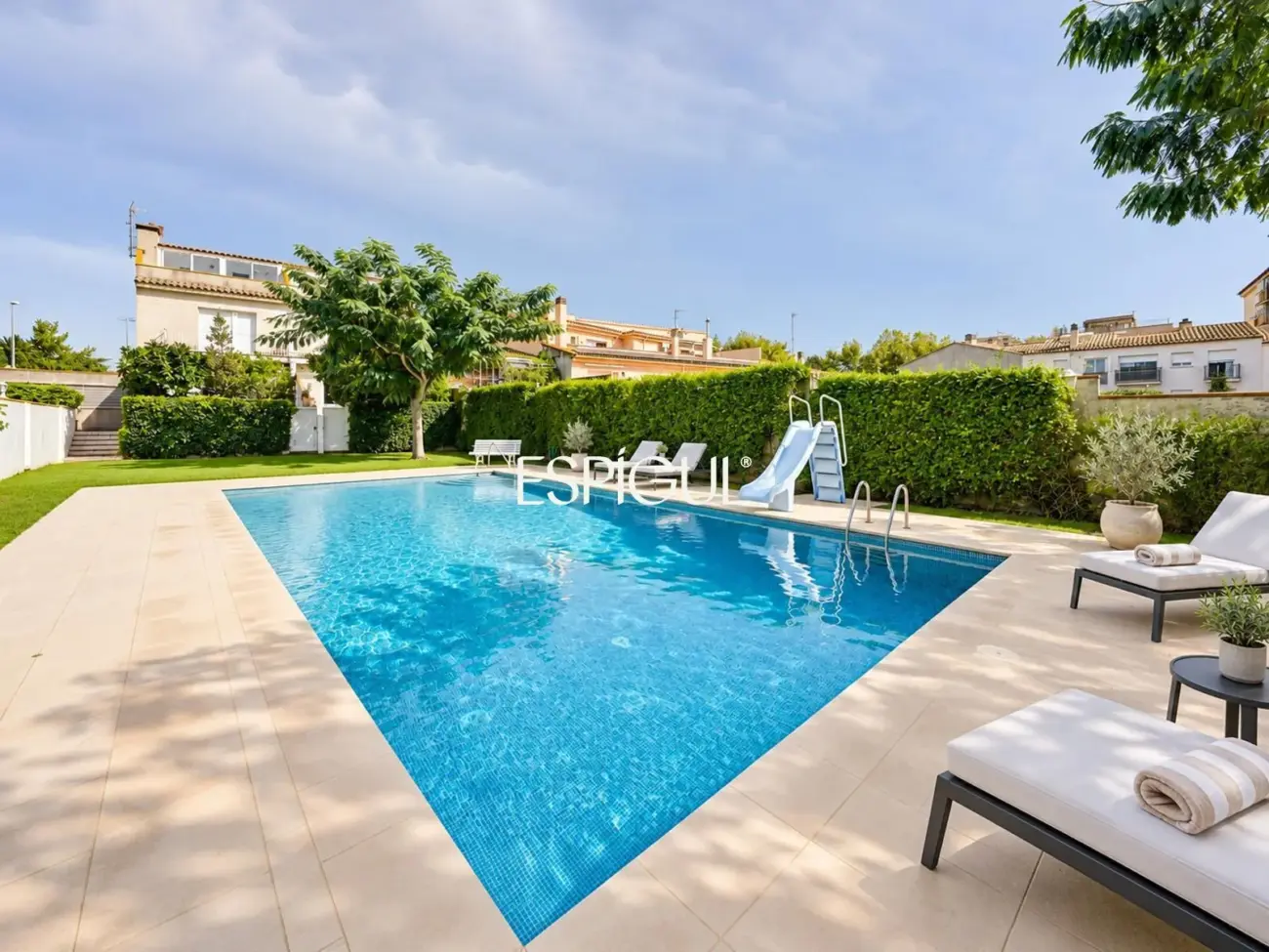 AMPLIA CASA ADOSSADA AMB PISCINA COMUNITÀRIA