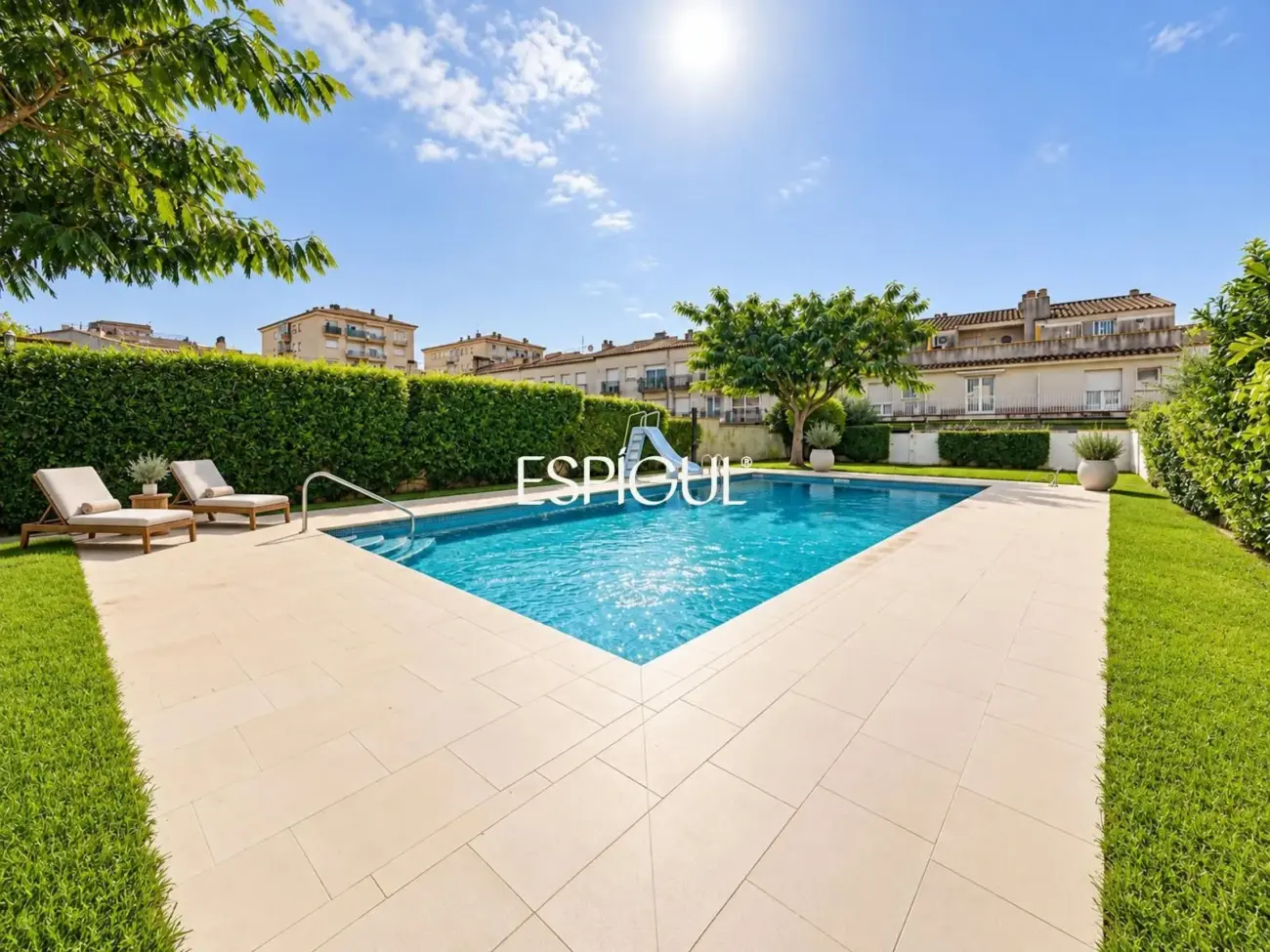 AMPLIA CASA ADOSSADA AMB PISCINA COMUNITÀRIA