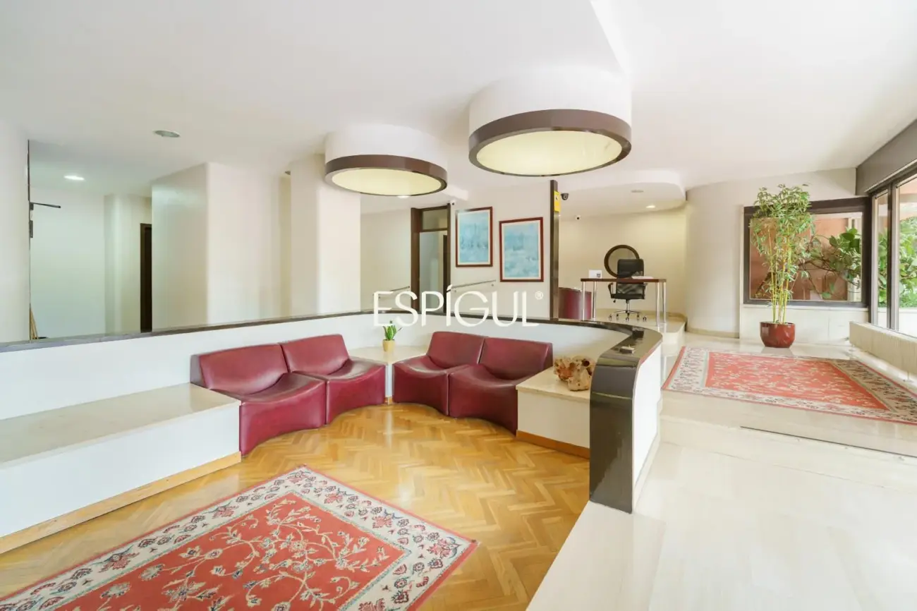 Spacious property with communal pool and garden in Les Corts