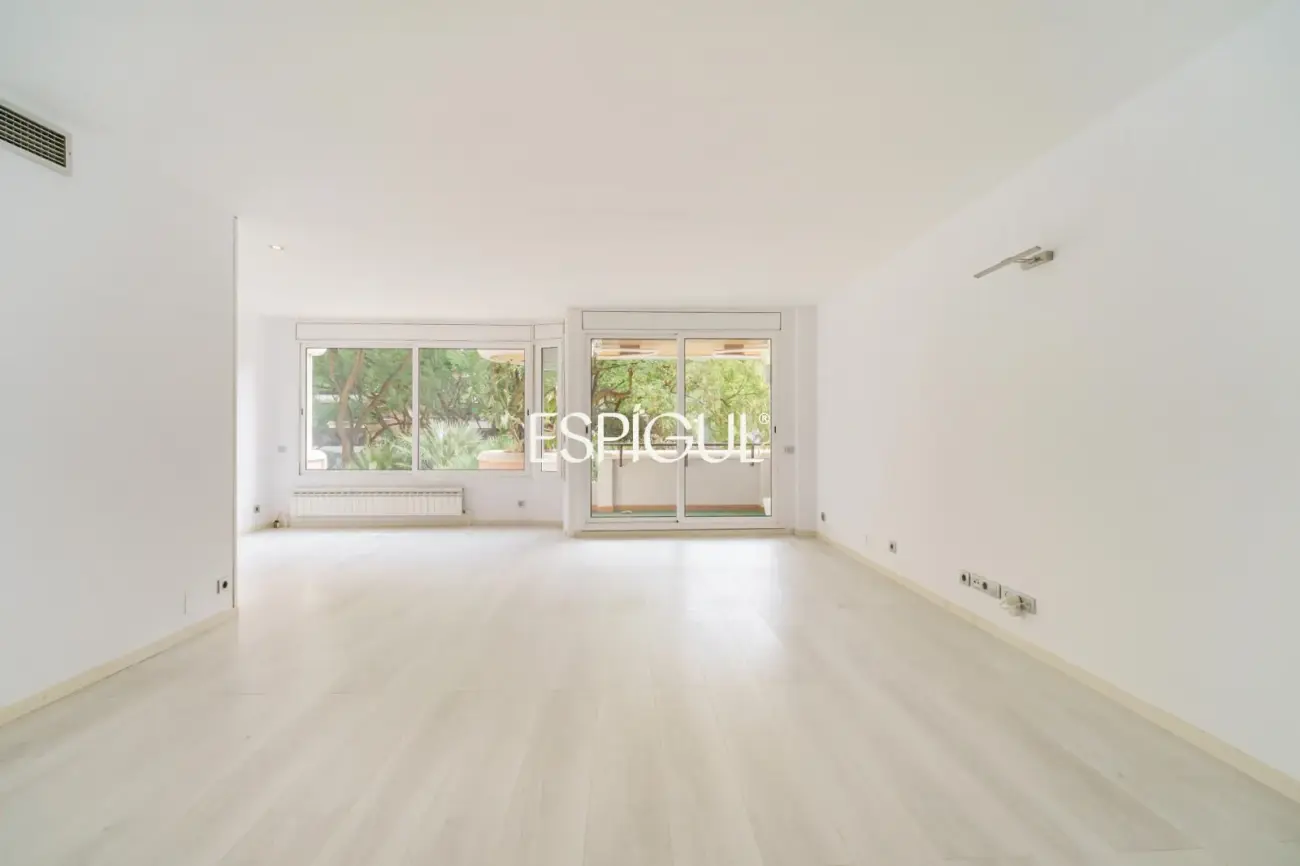 Spacious property with communal pool and garden in Les Corts
