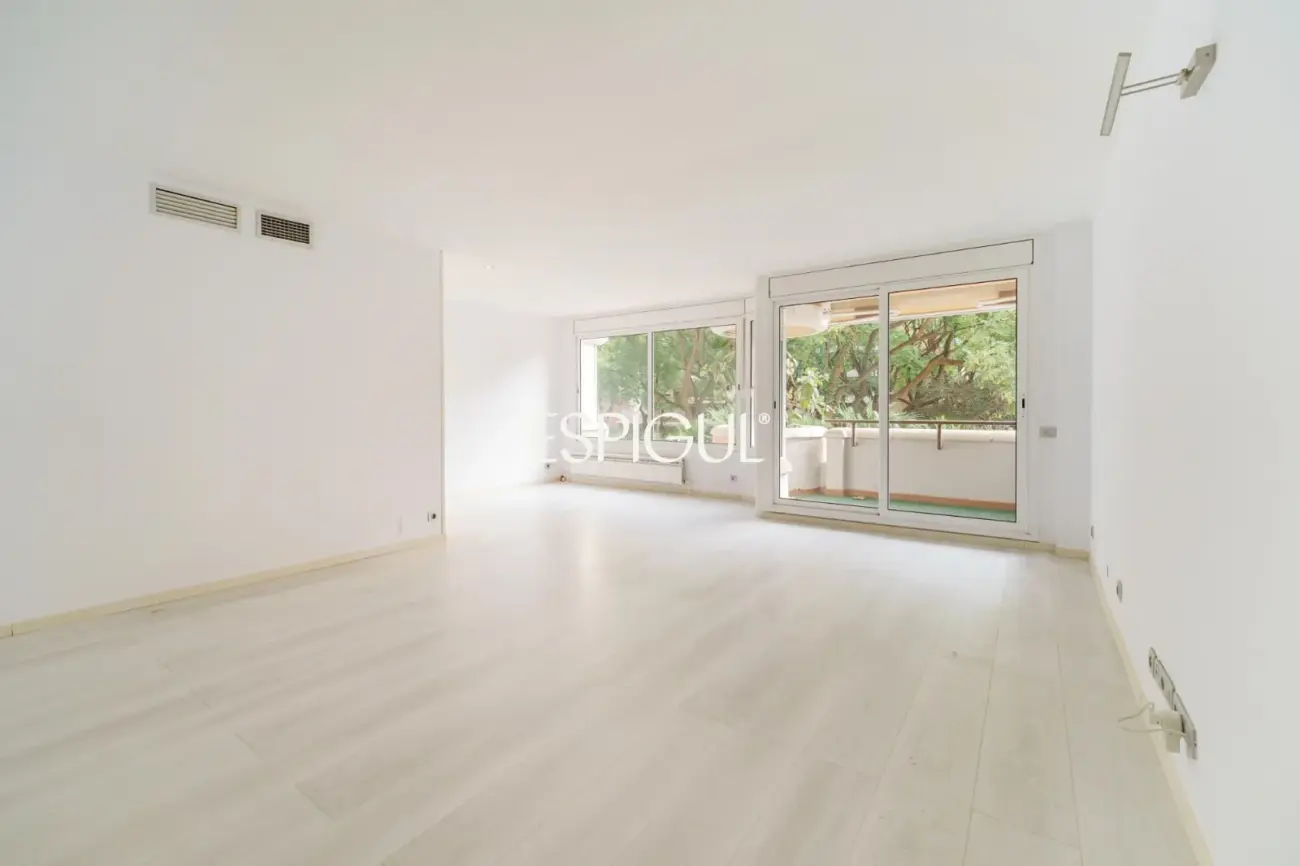 Spacious property with communal pool and garden in Les Corts