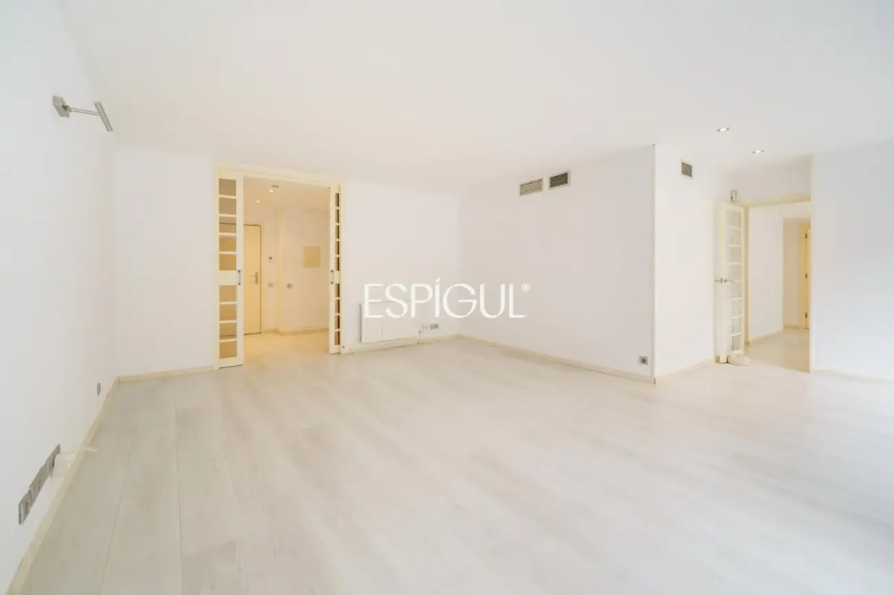 Spacious property with communal pool and garden in Les Corts