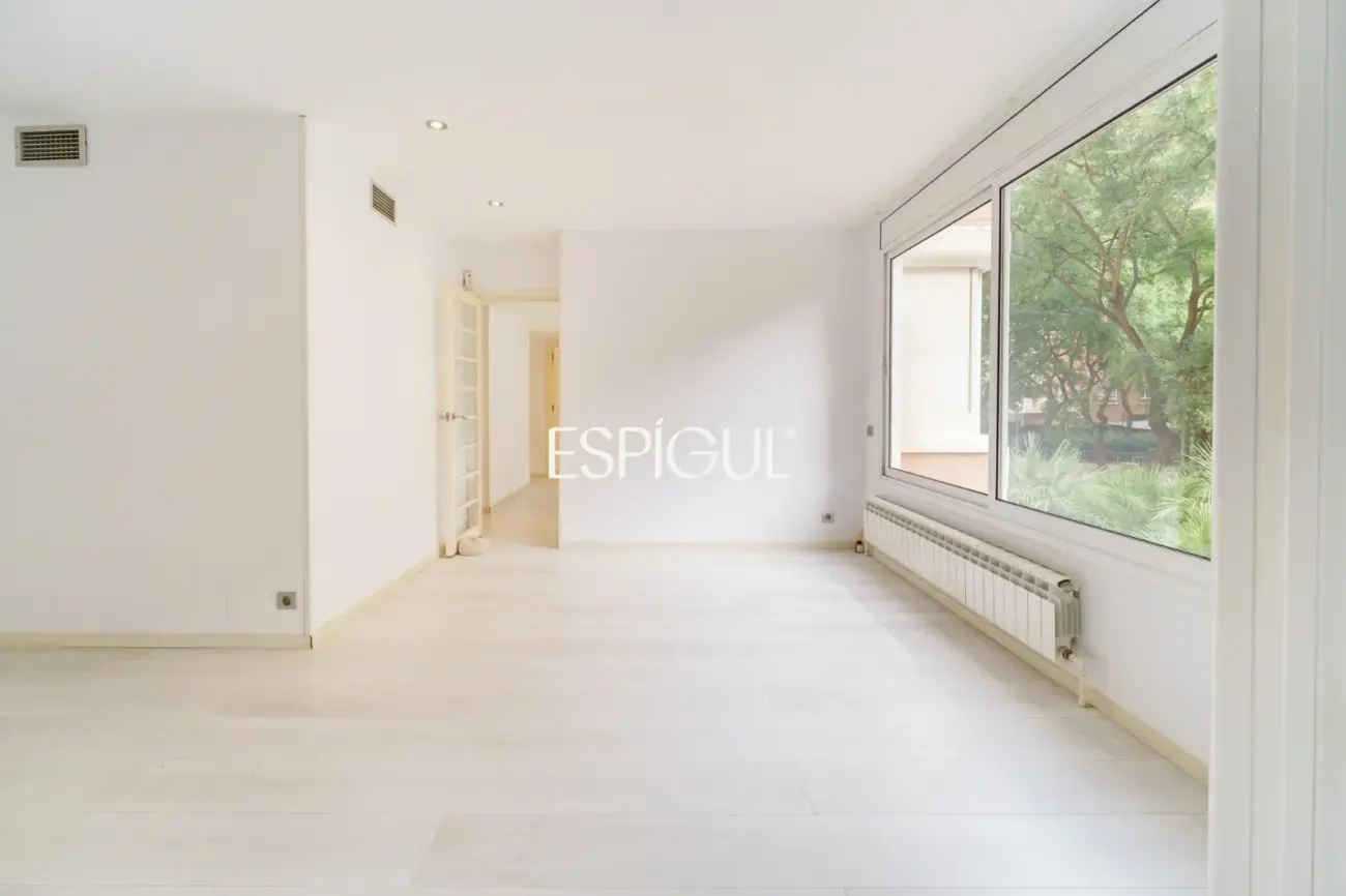 Spacious property with communal pool and garden in Les Corts
