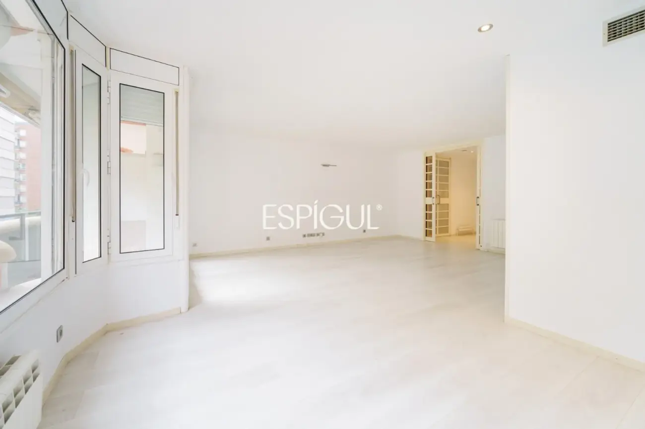 Spacious property with communal pool and garden in Les Corts