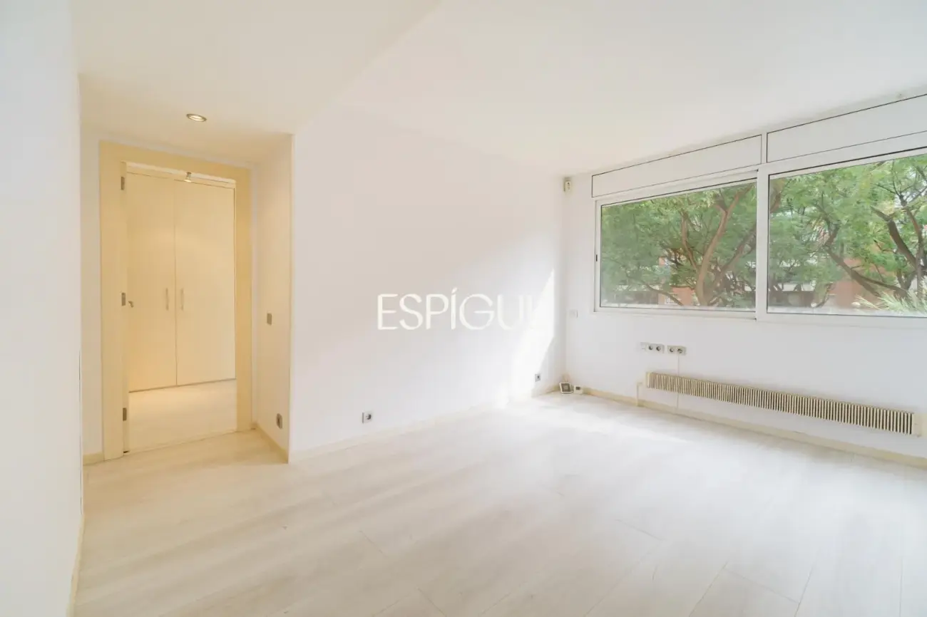 Spacious property with communal pool and garden in Les Corts
