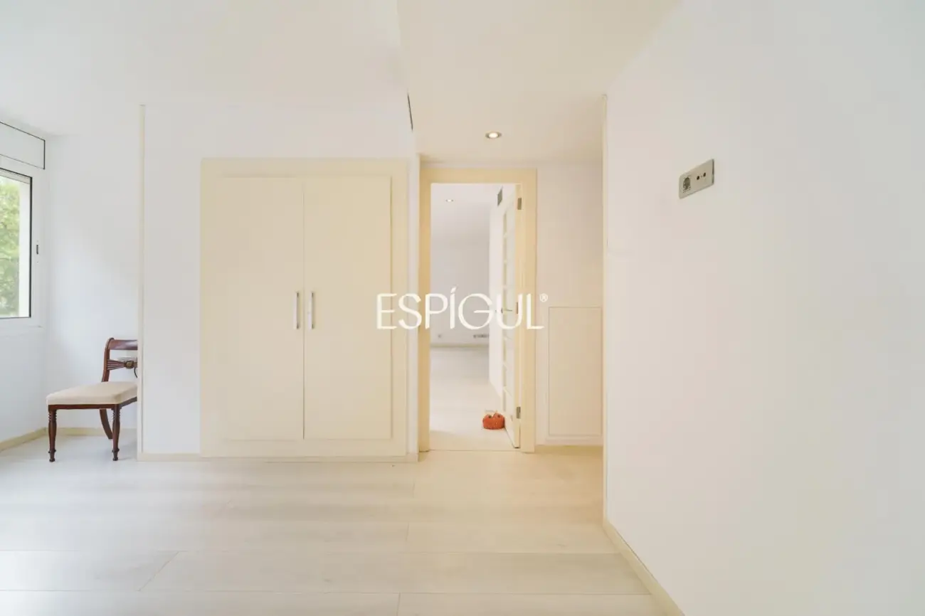 Spacious property with communal pool and garden in Les Corts