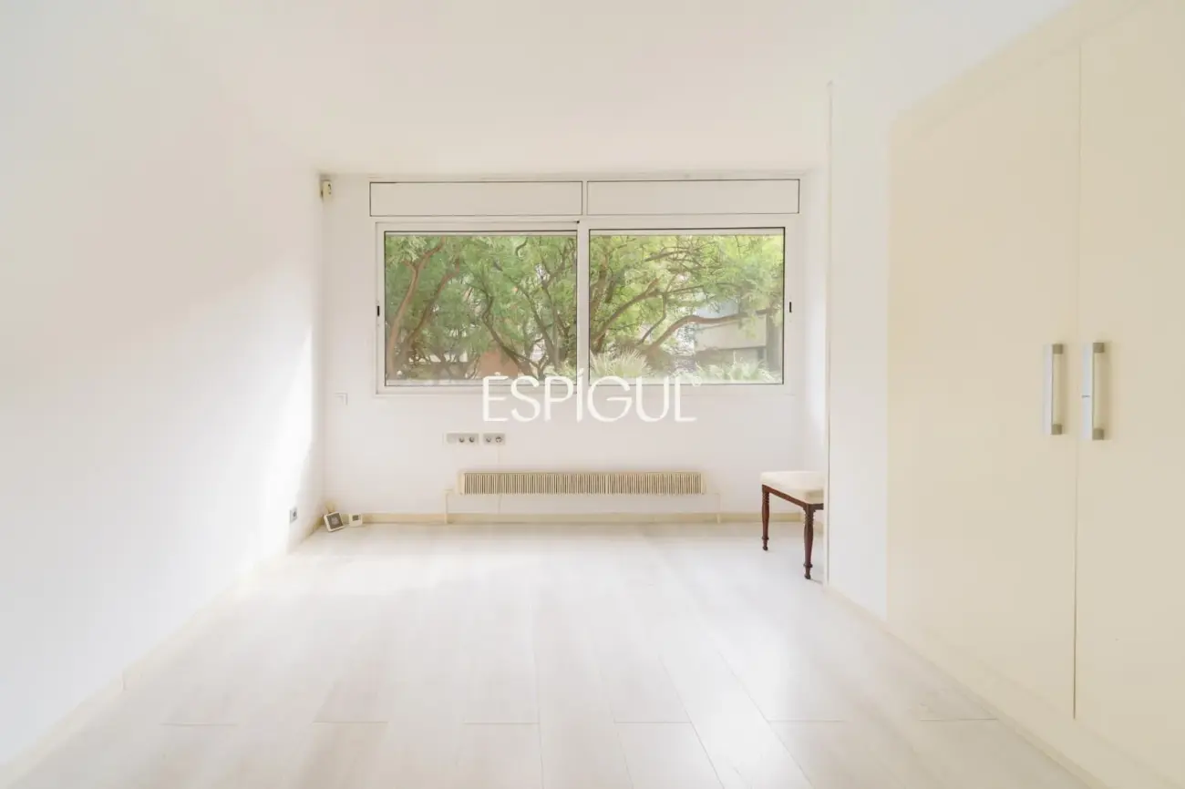 Spacious property with communal pool and garden in Les Corts