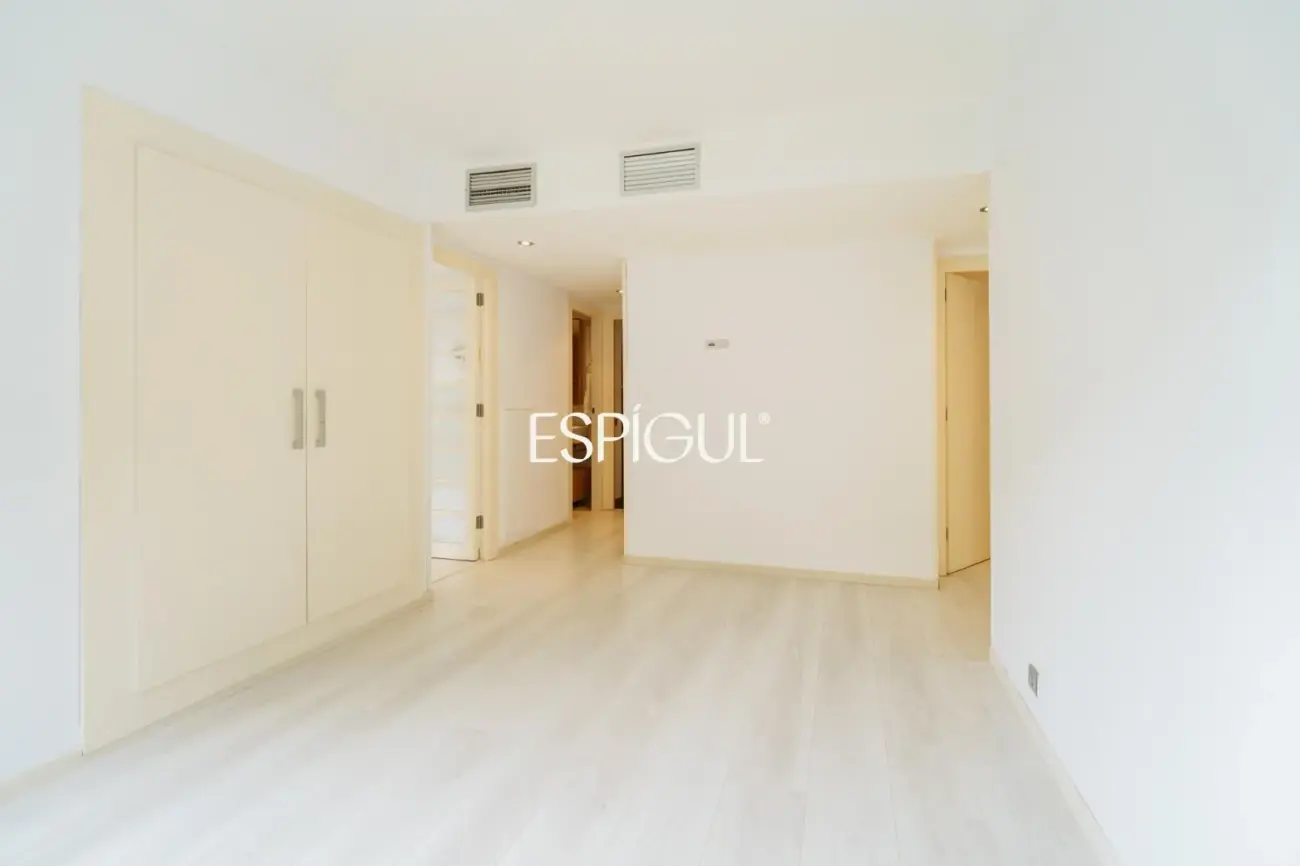 Spacious property with communal pool and garden in Les Corts