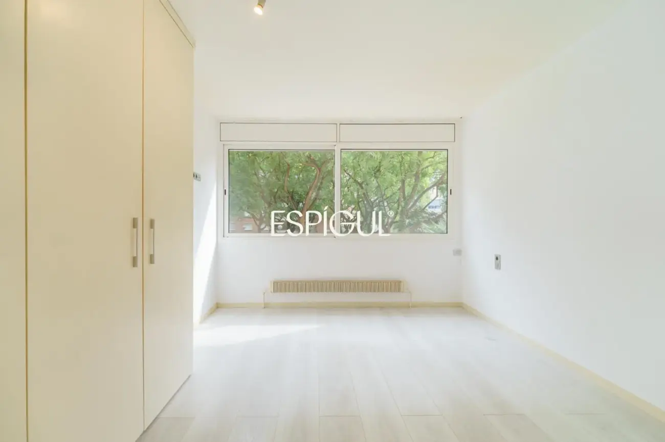 Spacious property with communal pool and garden in Les Corts