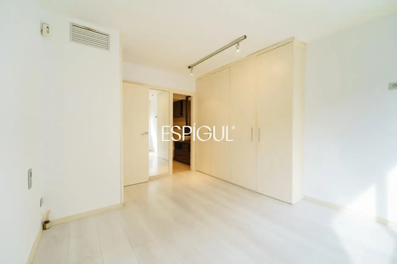 Spacious property with communal pool and garden in Les Corts
