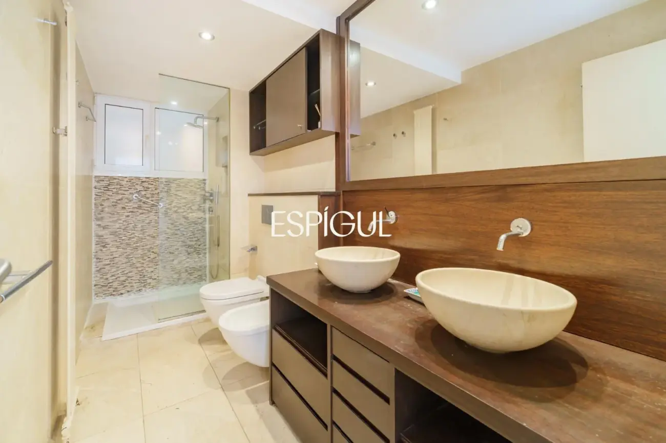 Spacious property with communal pool and garden in Les Corts