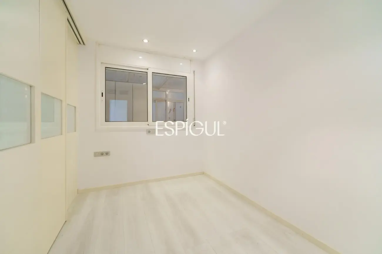 Spacious property with communal pool and garden in Les Corts